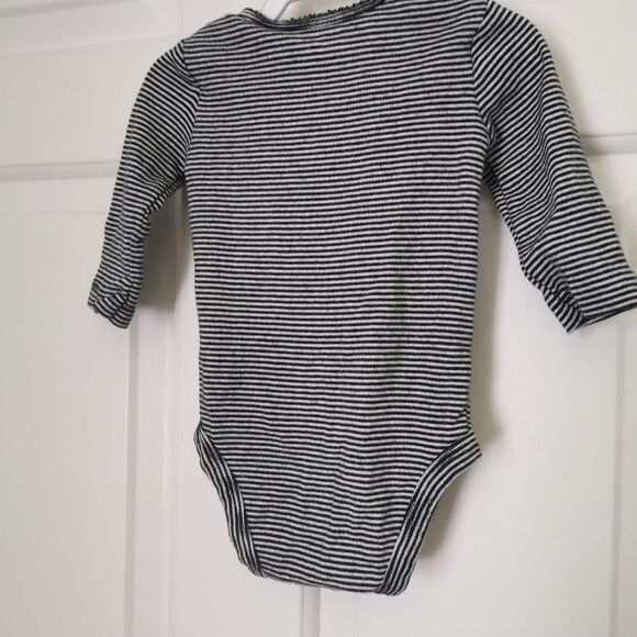 5/$10 Carter's long sleeve onesie size 3 m - Picture 4 of 4